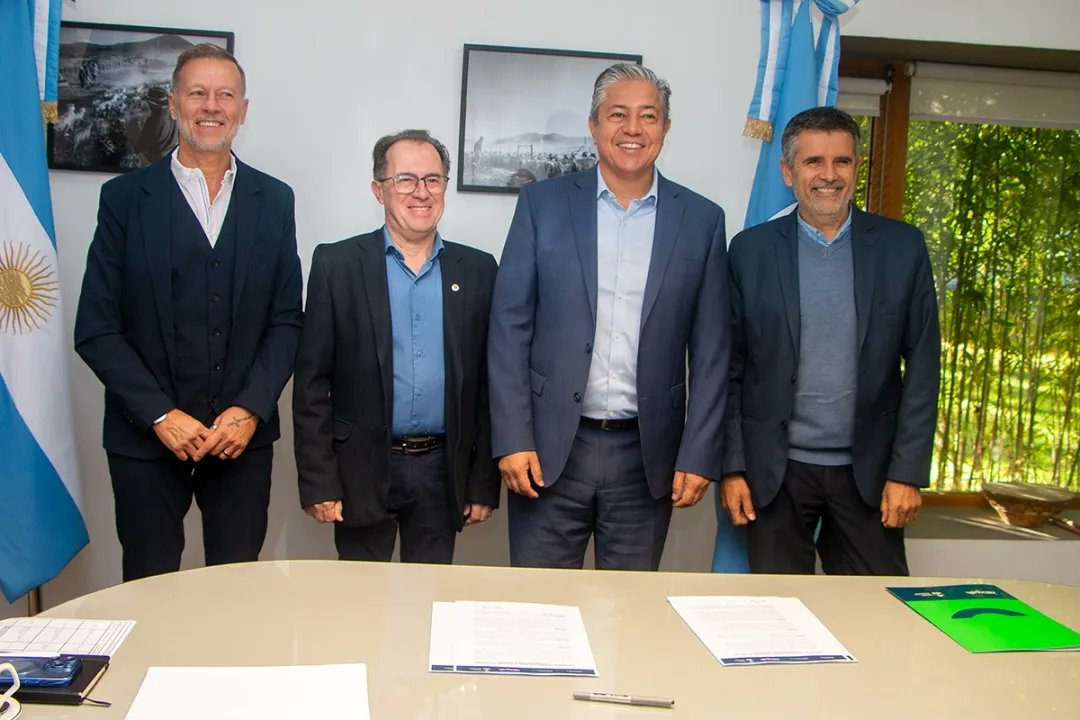 LuisBertoliniok's tweet photo. Junto al gobernador de la provincia @Rolo_Figueroa, concrete la firma para la construcción de dos puentes, a través de un trabajo articulado con la subsecretaría de Recursos Hídricos.
Contento de poder resolver estos puntos de unión tan críticos y que tanto ayudan a los vecinos. https://t.co/xYf5BY1yo3