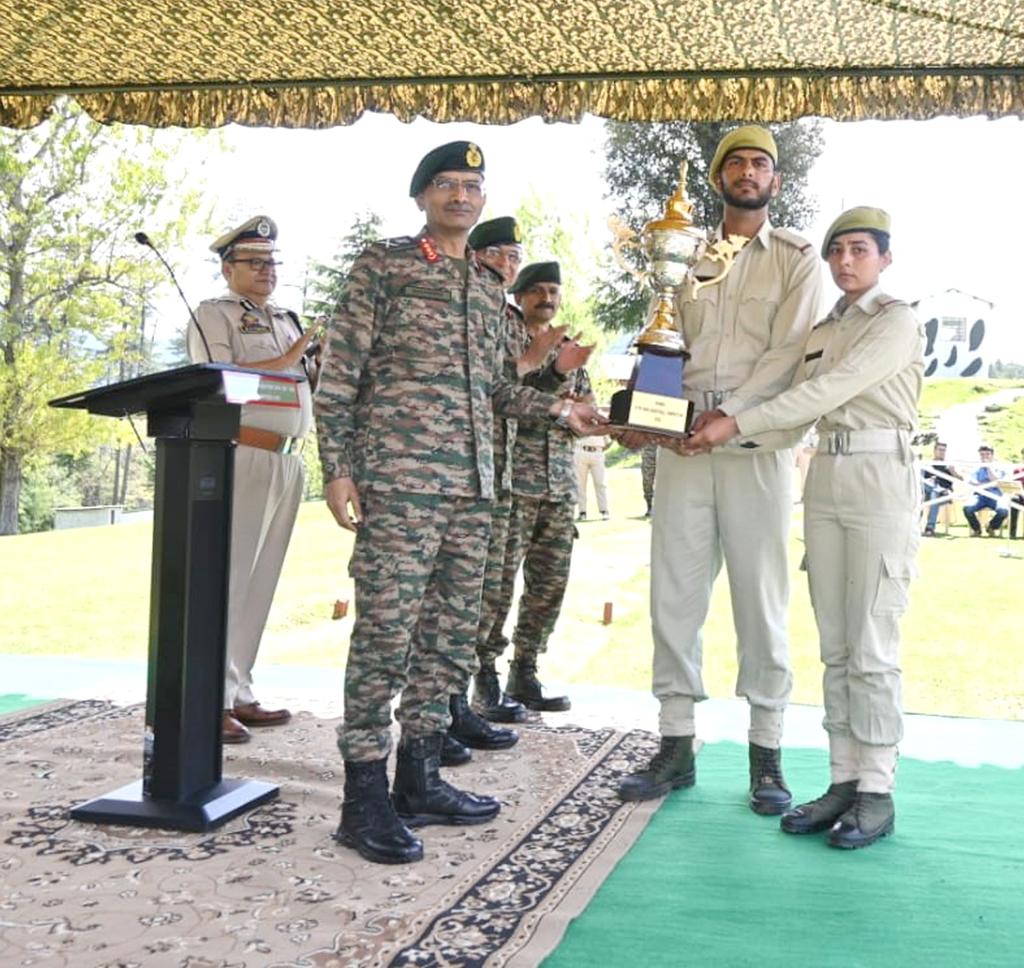 #LtGenMVSuchindraKumar, #ArmyCdrNC visited @WhiteknightIA Corps Battle School #Bhalra to motivate and witness the @JmuKmrPolice personnel undergoing training.