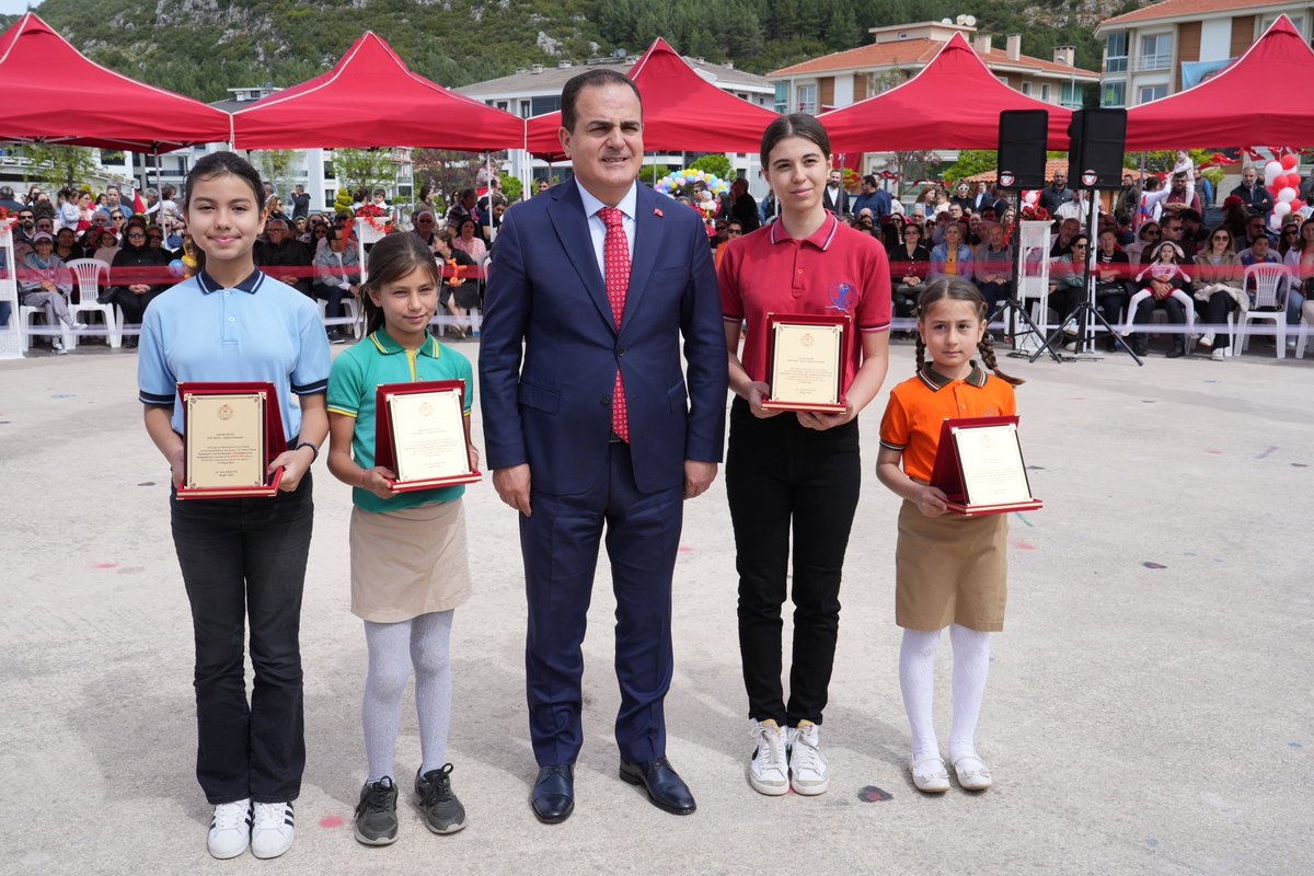 Programda, Temel Eğitim Genel Müdürlüğü tarafından düzenlenen yarışmalarda dereceye giren öğrencilerimizin ödülleri Valimiz Sayın Dr. İdris AKBIYIK tarafından verildi. @tcmeb @Yusuf__Tekin @tcmuglavaliligi @idrisakbiyik @emrecay55