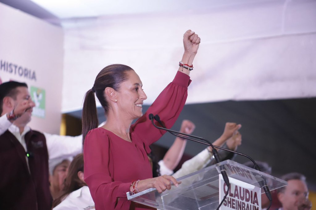 LeonelCotaM's tweet photo. Gran ambiente de alegria se vivió el día de ayer en la Alcaldía de #Tlalpan al recibir a la Dra.@Claudiashein un gusto coincidir con tant@s compañer@s de lucha. #SigamosHaciendoHistoria #ClaudiaPresidenta #4T🇲🇽 https://t.co/ZhyILsm8bs