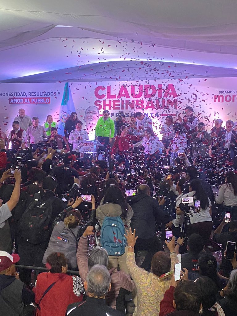 LeonelCotaM's tweet photo. Gran ambiente de alegria se vivió el día de ayer en la Alcaldía de #Tlalpan al recibir a la Dra.@Claudiashein un gusto coincidir con tant@s compañer@s de lucha. #SigamosHaciendoHistoria #ClaudiaPresidenta #4T🇲🇽 https://t.co/ZhyILsm8bs