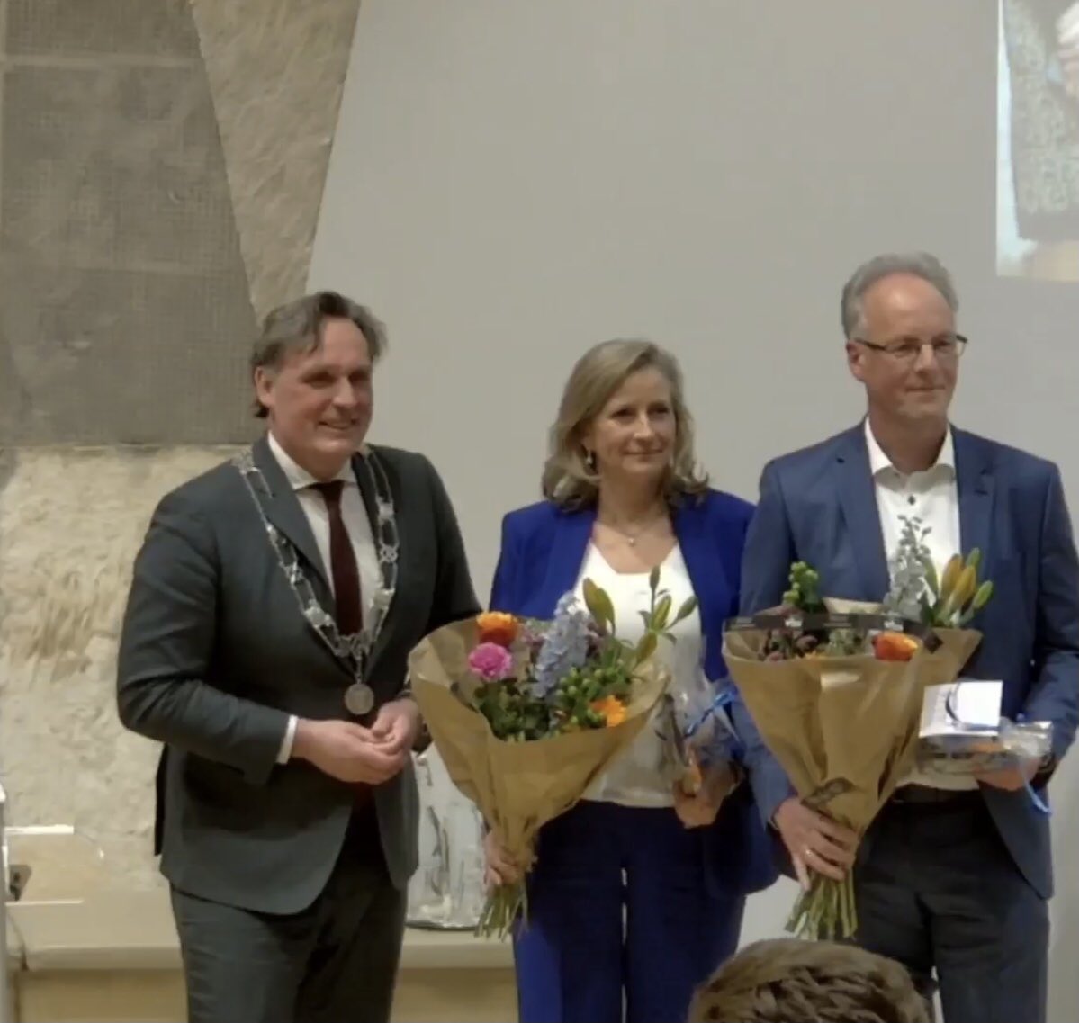 Yes. De troepen zijn weer op sterkte in Hellendoorn zoals burgemeester Eijbersen zei tijdens de installatie van 2 wethouders: Lia de Waard-Oudesluijs en Jan van den Bosch.
Welkom en ait vedan!