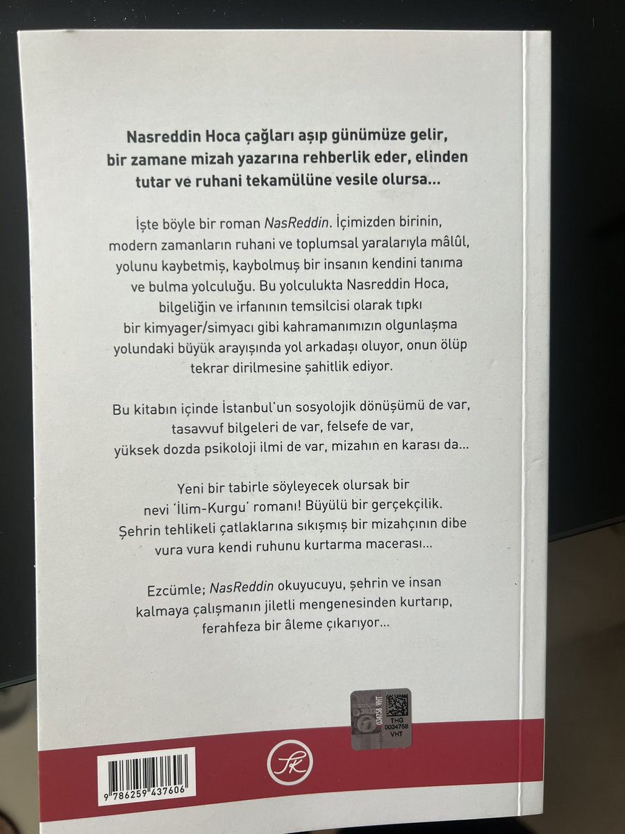 Roman okumayı pek sevmem. Bilgi içeren kitaplar daha çok ilgimi çeker. Fakat bu romanda bilgi de var, kurgu da var, sosyolojik analizlere mesnet oluşturacak kara mizah da var. Kelimelere vukufiyet ve üslup zenginliği olmazsa, olmaz. O da var. @cemsancar 'a teşekkür ediyorum.