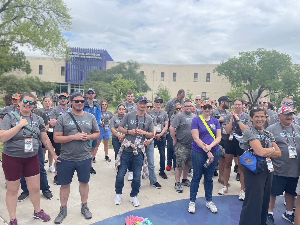 Big shoutout to @KAB_Austin and @texasroadhouse for rallying over 250 volunteers to beautify @LBJECHS1974! Your support means the world to us. 🌟#jagstrong 🐆🐾💜 @Secondary_AISD @AustinISD