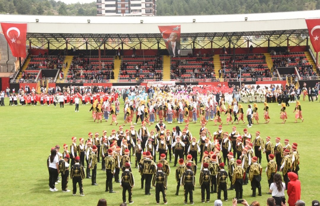 Biz çocukluğumuzda ne 23 Nisanlar yaşadık doya doya. Sadece biz mi, ailemiz, mahallemiz, tüm şehrimiz. Harika günlerdi...
#23Nisan