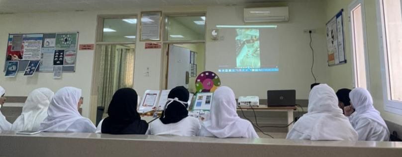 dghs_dhahirah's tweet photo. بمناسبة اليوم العالمي للمختبرات الطبية، نظم قسم المختبر بمركز مقنيات الصحي فعالية تحت عنوان "عدسة المجهر". 

تم عرض فيديو توضيحي حول عمل المختبرات الطبية، واستعراض أنواع أنابيب الدم والعلب المعقمة المستخدمة في جمع العينات. 

#صحية_الظاهرة 
#اليوم_العالمي_للمختبرات_الطبية https://t.co/NPt2UZTqGJ