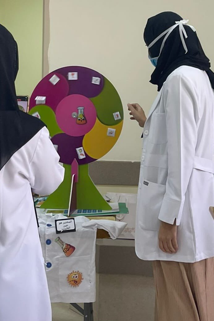 dghs_dhahirah's tweet photo. بمناسبة اليوم العالمي للمختبرات الطبية، نظم قسم المختبر بمركز مقنيات الصحي فعالية تحت عنوان "عدسة المجهر". 

تم عرض فيديو توضيحي حول عمل المختبرات الطبية، واستعراض أنواع أنابيب الدم والعلب المعقمة المستخدمة في جمع العينات. 

#صحية_الظاهرة 
#اليوم_العالمي_للمختبرات_الطبية https://t.co/NPt2UZTqGJ