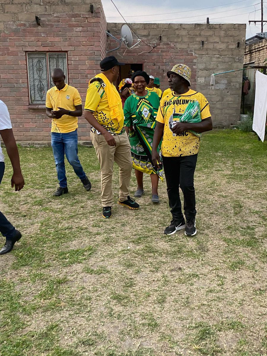 The Provincial Deputy chairperson Cde Speedy Mashilo conducting Door to Door at Tekwane South ward 18.
#LetsDoMoreTogether 
#VoteANC2024 
#VoteANC29May2024