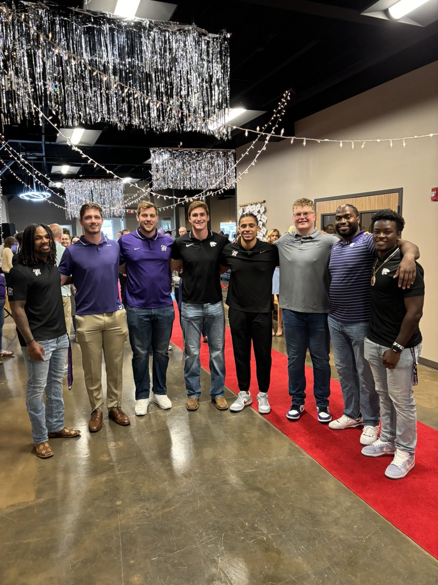 Big shoutout to these student-athletes for coming out to support the ‘Evening with The Stars’ this weekend🎊🎉 The special evening was to support and benefit individuals with special needs in Manhattan. Thank you to everyone who helped put on this event!