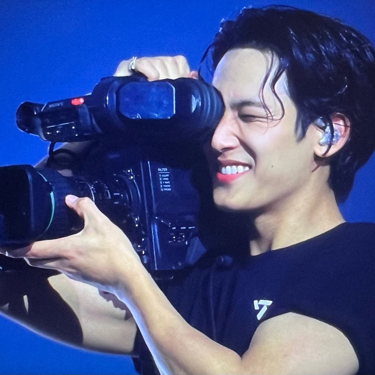 _borahoe_'s tweet photo. fuck it. mingyu filming his members every chance he gets; a thread🧵 https://t.co/mkezrZhqQa