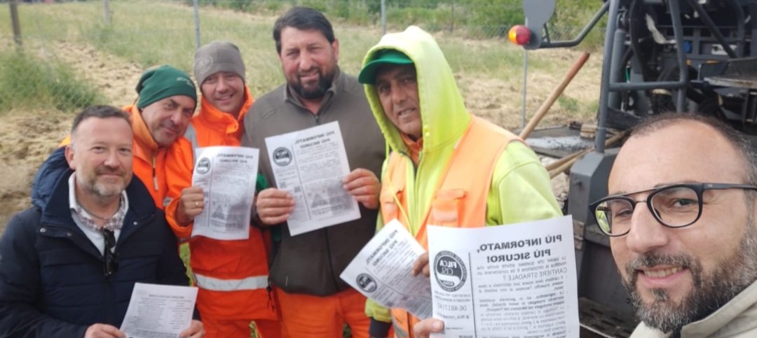 FilcaRoma's tweet photo. #dallatuapartesempre! 
Anche oggi i nostri operatori hanno incontrato tantissimi lavoratori nei #cantieri del territorio. Sono stati distribuiti i nostri volantini su #sicurezza nei cantieri stradali e lavori di scavo. Sicurezza e qualità del lavoro restano la nostra priorità. https://t.co/SSMEvteUmg