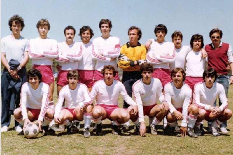 Marcelo Bielsa, back left, as coach of the University of Buenos Aires' football team in 1987. via @IdentidadLepra
