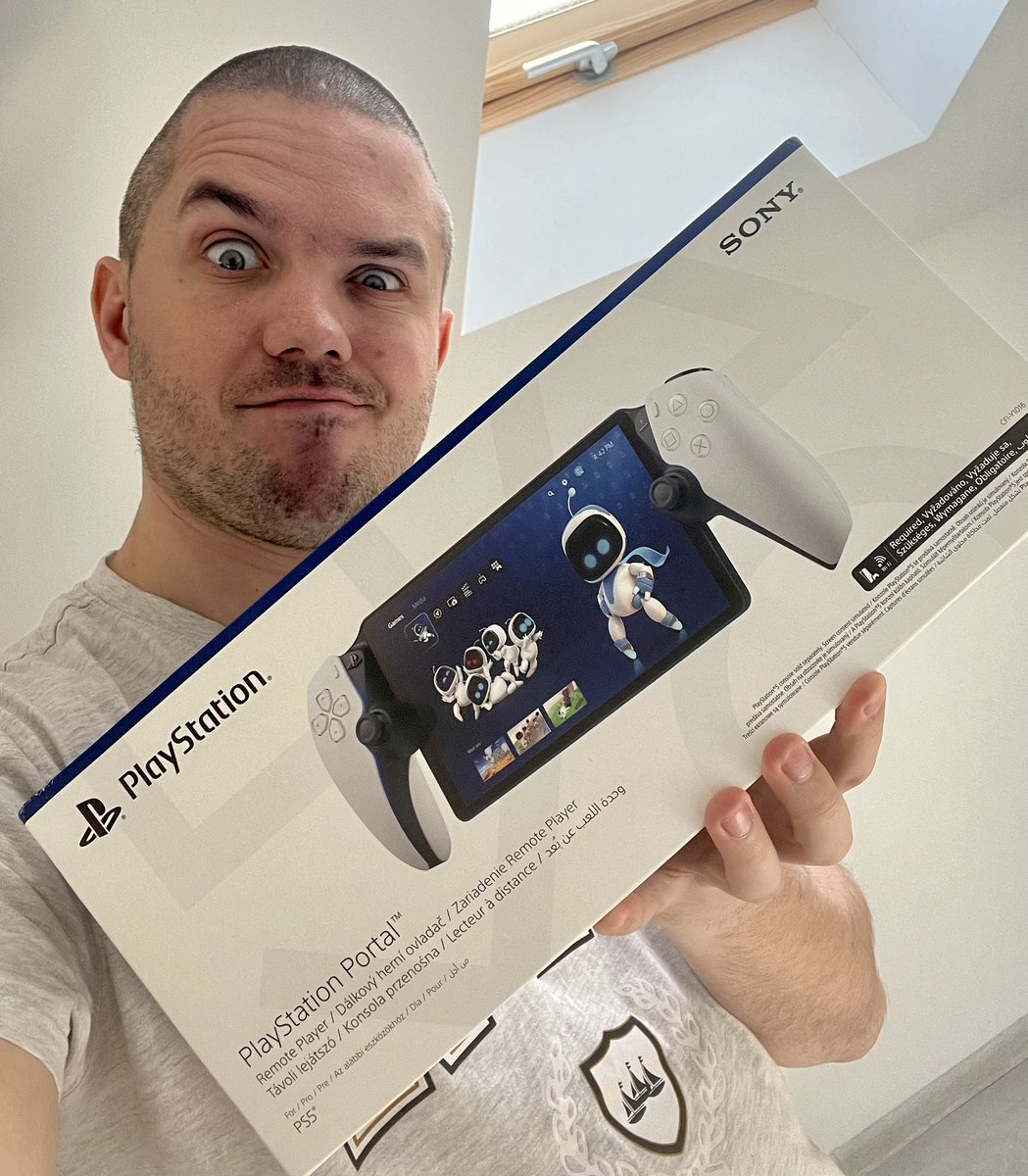 herbu800's tweet photo. A co to, pad, konsola, samolot? 👀 Nie ważne, ważne że przyszło! w maju na kanale możecie spodziewać się testu tego urządzenia, połączonego ze sprawdzeniem działania remote play. Akurat niedługo wylatuję za granicę, więc będzie okazja aby sprawdzić w praktyce „magię portala” 😎 https://t.co/azapmkxolW
