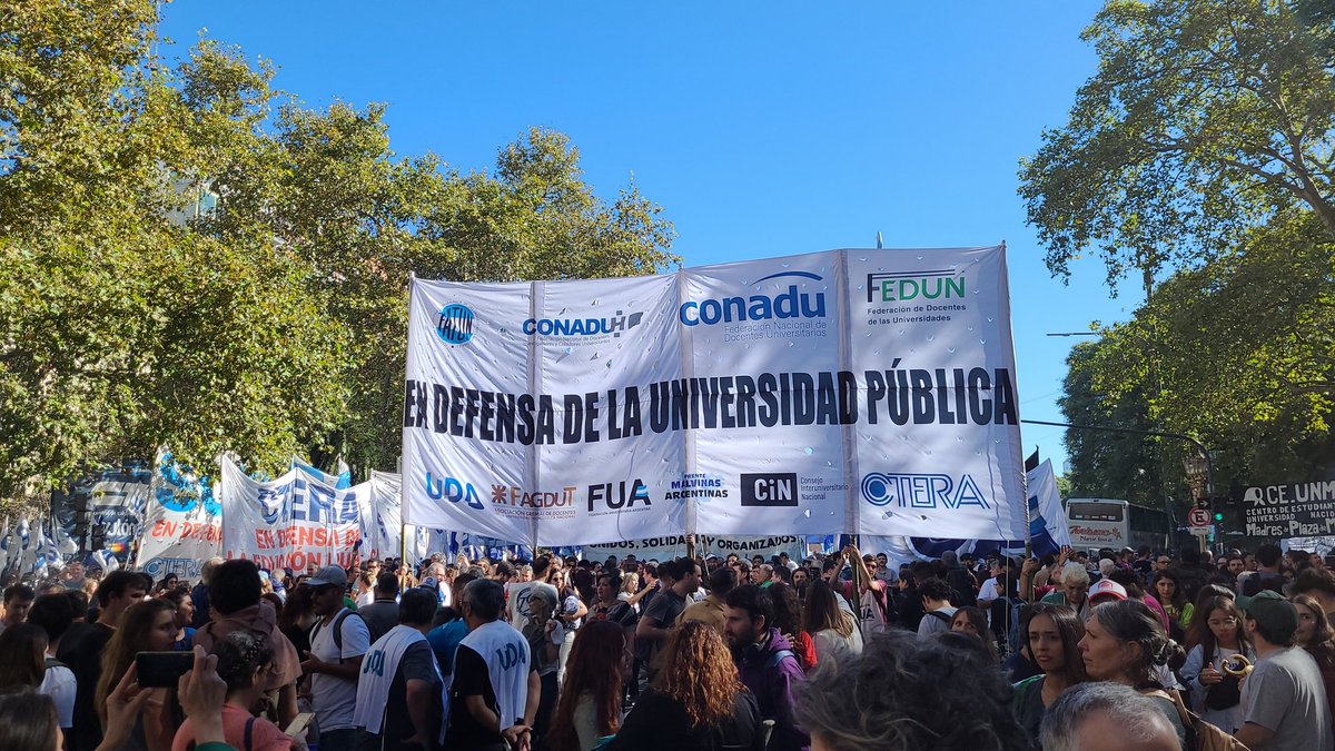 La bandera que encabeza la marcha #UniversidadPublica