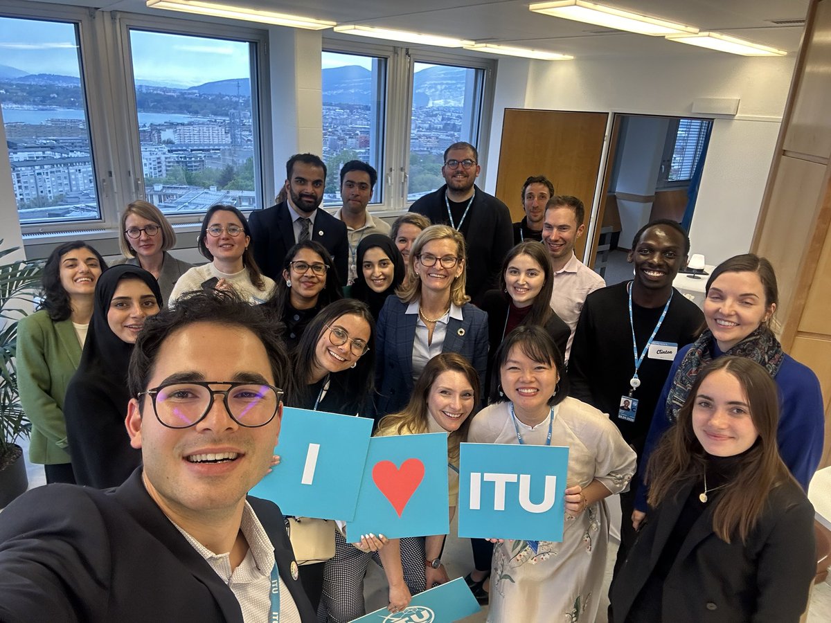 A great way to end the day surrounded by young leaders. Delighted to welcome my #Youth Advisory Board members, as well as the @ITU youth task force. So much energy and inspiration!! Can’t wait until our meeting tomorrow 😀
