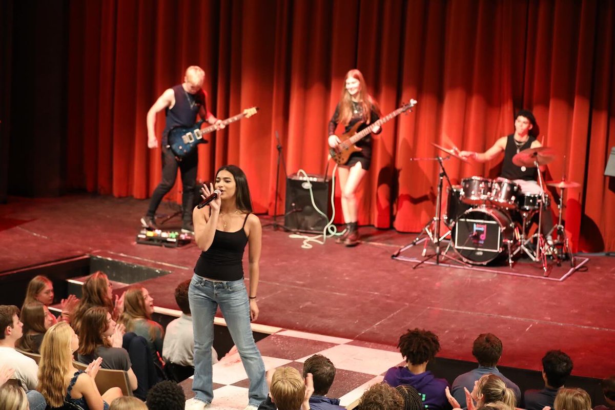 HotchkissSchool's tweet photo. Kicking off #TerrificTuesday in All-School with a rock concert featuring Hotchkiss’s very own MB140! 🎶
#concert #music #studentband #residentiallife #hotchkissschool https://t.co/54PQOoNQZg