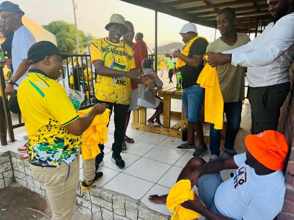 The Provincial Deputy chairperson Cde Speedy Mashilo conducting Door to Door at Tekwane South ward 18.
#LetsDoMoreTogether 
#VoteANC2024 
#VoteANC29May2024