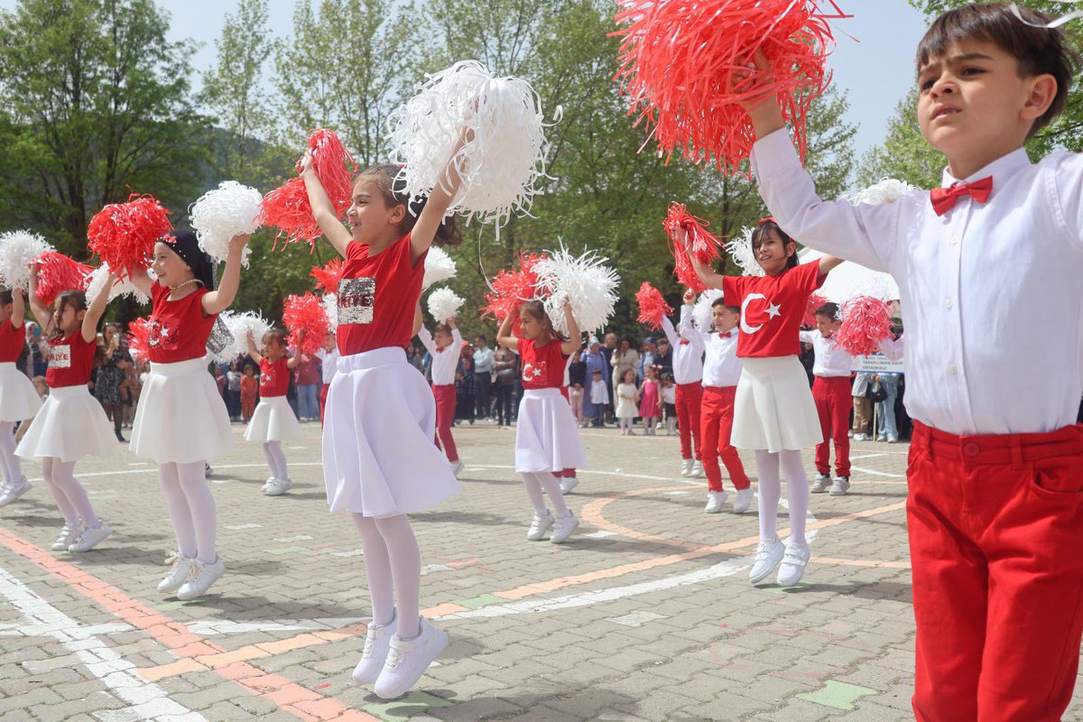 Taraklı'da 2️⃣3️⃣ Nisan Coşkusu🇹🇷 23 Nisan Ulusal Egemenlik ve Çocuk Bayramı etkinlikleri kutlama programı Atatürk İlkokulu bahçesi'nde ilçe protokolü,öğretmen,öğrenci ve velilerin katılımıyla çoşkuyla gerçekleştirildi. @BSerttas25 @ibrahimpilavci @coskunbakirtas @remzi_yetkin