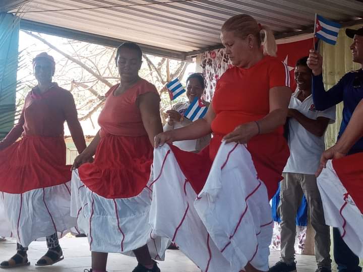DaylenisBe12288's tweet photo. El #Espino consejo popular muy entusiasta, donde el pueblo trabajador se dio cita para celebrar en desfile de barrio la fecha. Con  #Cultura jjjj no hay quien pueda, felicidades #PromotoresCulturales por sus iniciativas
#CUCHARA
#CulturaYara 
#SomosCultura https://t.co/7FSCN9Ext6
