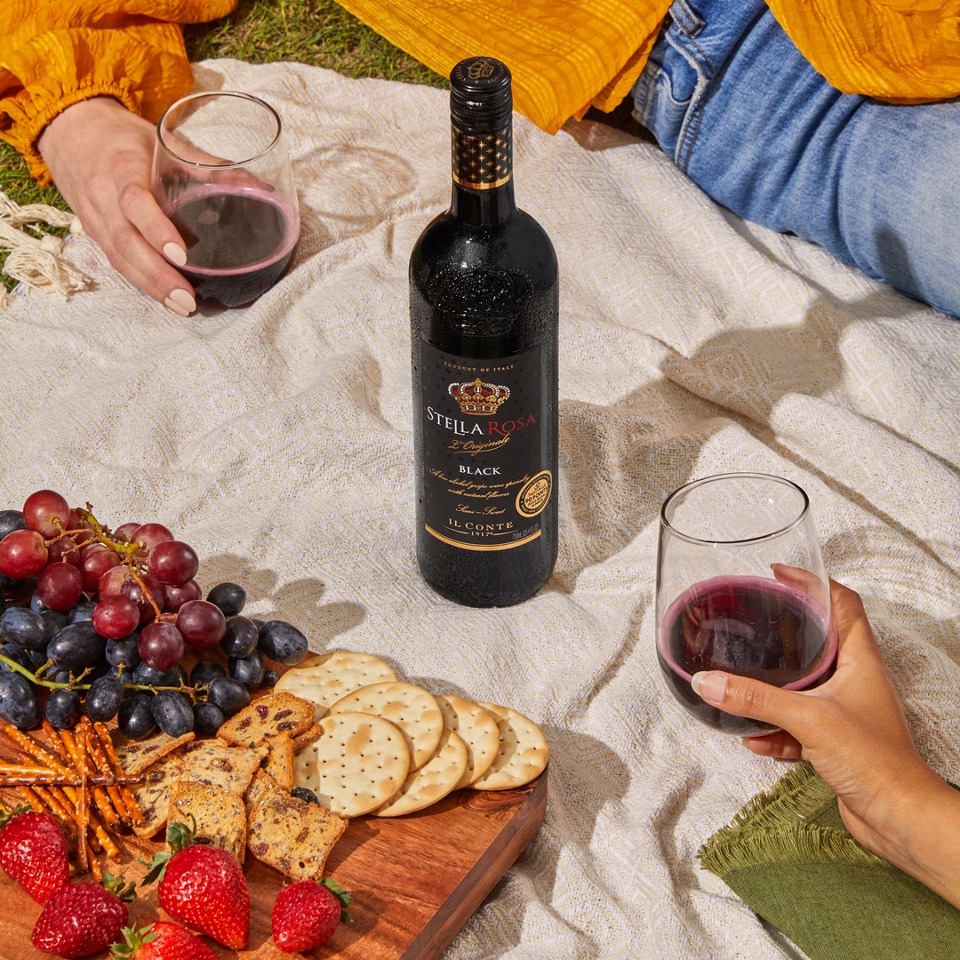 Forecast on #NationalPicnicDay calls for sun, fun, and a 100% chance of Stella Rosa.🧺🍷  

#Stellabrate  #StellabrateSpring #SweetMomentsBloom