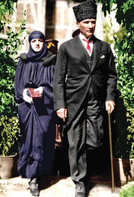 Mustafa Kemal Atatürk ve müstakbel eşi Latife hanım.