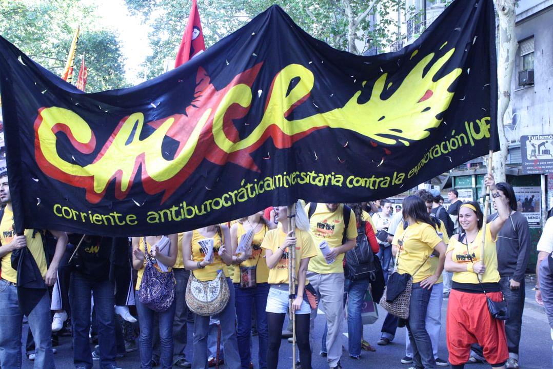 Está vez me toca ver la marcha universitaria en Argentina desde lejos pero mí corazón está con todes quienes están luchando por la educación pública #UniversidadPublicaYGratuita Recuerdos de marchas pasadas 👇