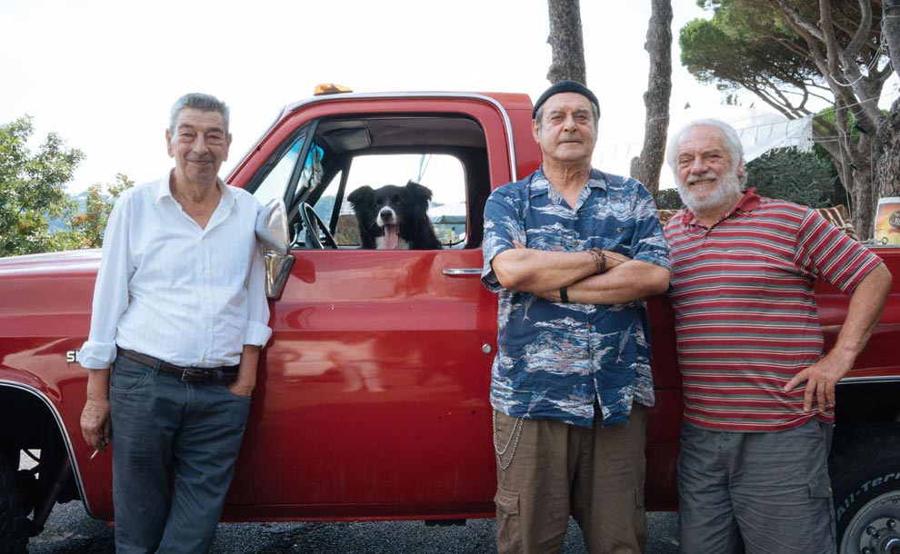 filmes_e_filmes's tweet photo. O longa segue três aposentados que decidem afastar-se de Roma para encontrar um melhor nível de vida num país onde as suas escassas pensões possam valer mais.🎥🇮🇹
#citizensoftheworld #lontanolontano #giannidigregorio #imovision #reservaimovision #dicadefilme https://t.co/ysWHMt8H2o