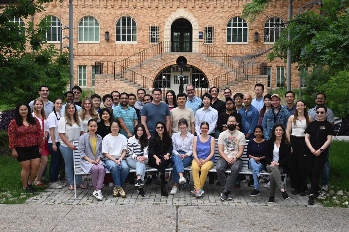 UT_MBS_PDA's tweet photo. Happy Tuesday MBS Postdocs! We want to thank y'all for coming to the Photo Event last Friday. 42 postdocs attended in total! We are breaking a record! 

An email will be sent to you with the group photo and your professional headshot later this week.

More events are coming up! https://t.co/bCt8r6TbIj