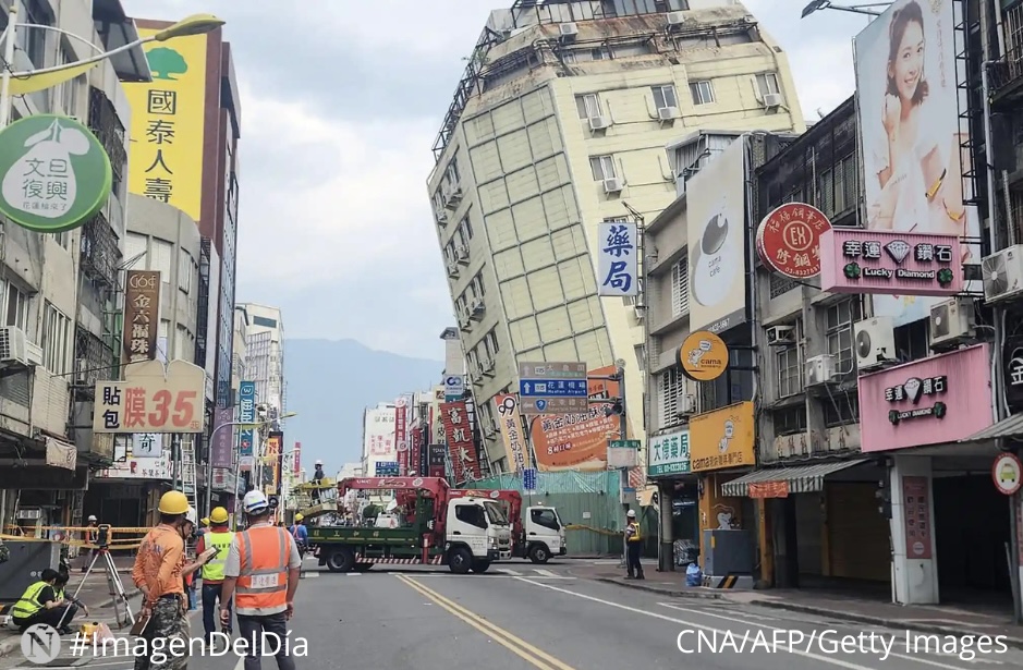 En la #ImagenDelDía el Hotel Fullon Hualien en Taiwán, que había sido dañado anteriormente en el terremoto del 3 de abril, se inclina más hacia un lado después de una serie de terremotos durante la noche del 23 de abril.