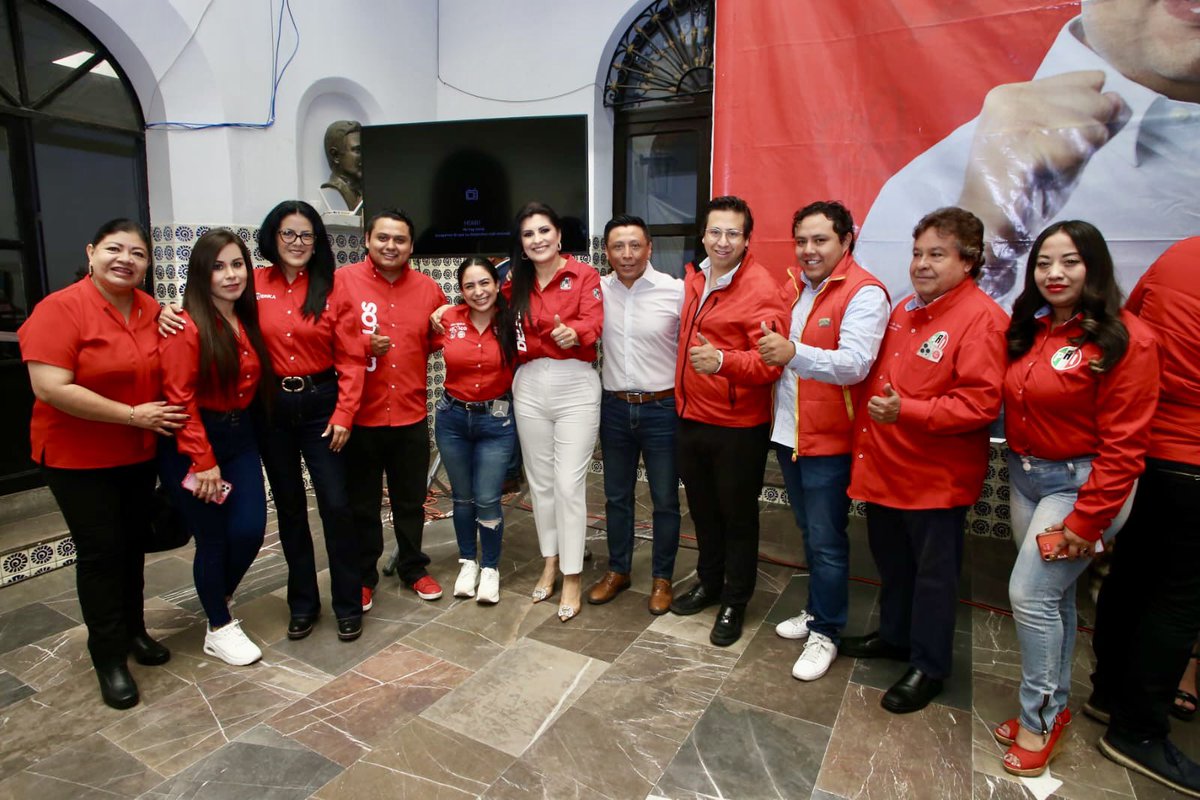 Hoy en rueda de prensa, sectores y organizaciones junto a las y los secretarios del <a href="/PRIdePUEBLA/">CDE PRI Puebla</a>, respaldamos las exitosas campañas de nuestras candidatas y candidatos priistas. Con el liderazgo del próximo senador <a href="/NestorCamarillo/">Néstor Camarillo</a> y de la militancia, daremos grandes resultados.