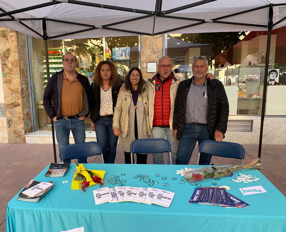 JuntsXStSadurni's tweet photo. 🌹📖 Un any més celebrem #SantJordi2024 a la Plaça de l'Ajuntament de #santsadurní.

Gaudiu de la Diada! https://t.co/l8a0T39QXX