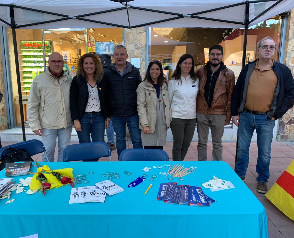 JuntsXStSadurni's tweet photo. 🌹📖 Un any més celebrem #SantJordi2024 a la Plaça de l'Ajuntament de #santsadurní.

Gaudiu de la Diada! https://t.co/l8a0T39QXX