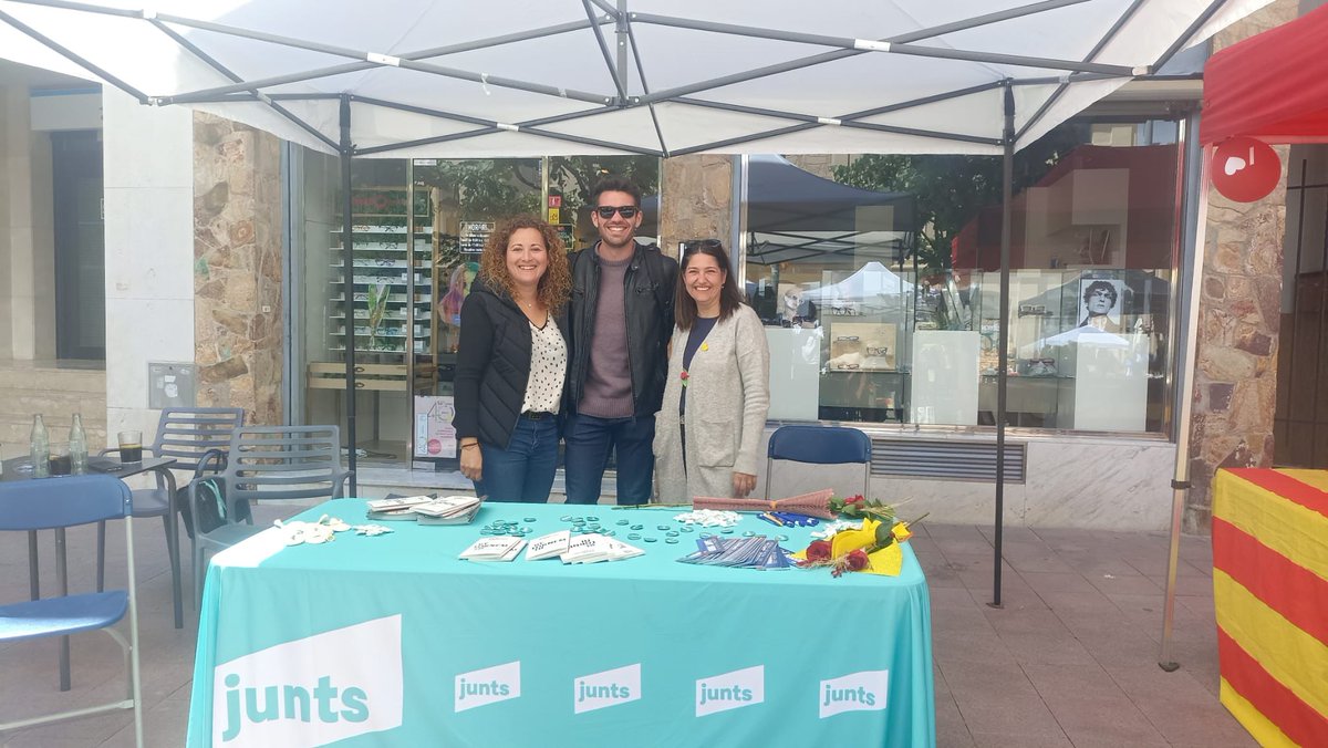 🌹📖 Un any més celebrem #SantJordi2024 a la Plaça de l'Ajuntament de #santsadurní.

Gaudiu de la Diada!