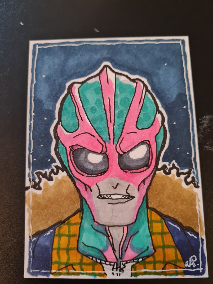 First #Sketchcard back post op. Available now for just £50.

#AlanTudyk as #PeterHogan's #ResidentAlien.

Not being able to draw since the operation has been killing me, binge watching this has helped get me through.

@DarkHorseComics @SYFY

#alien