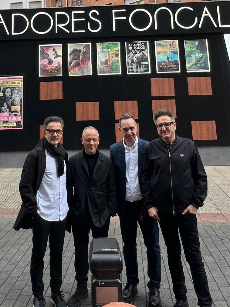 Estamos a minutos de inaugurar los @CinesFoncalada de Oviedo, que cuentan con unos padrinos de excepción. De izquierda a derecha... Dos asturianos de pura cepa: José Antonio Quirós y Javier Gutiérrez, el uno director del documental 'El Amigo de Todos' y el otro protagonista de…