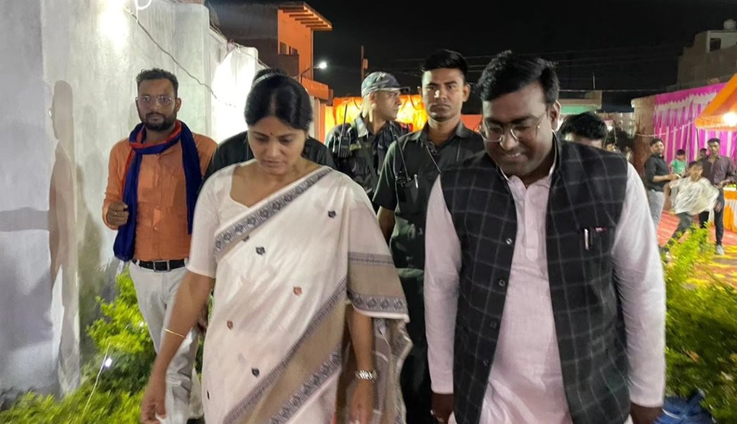AnupriyaSPatel's tweet photo. विधानसभा- नगर, नगरपालिका परिषद मीरजापुर में वैवाहिक कार्यक्रम -
विंध्याचल, मिर्ज़ापुर निवासी - श्री दीपक निषाद (ज़िलाध्यक्ष संगठन,निषाद पार्टी ) के नवविवाहित भाई एवं वधू को, उनके सुखद एवं समृद्ध वैवाहि��� जीवन हेतु शुभकामनाएं दीं। https://t.co/kxIEcgDcX8