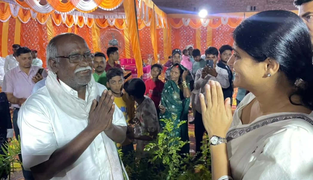 AnupriyaSPatel's tweet photo. विधानसभा- नगर, नगरपालिका परिषद मीरजापुर में वैवाहिक कार्यक्रम -
विंध्याचल, मिर्ज़ापुर निवासी - श्री दीपक निषाद (ज़िलाध्यक्ष संगठन,निषाद पार्टी ) के नवविवाहित भाई एवं वधू को, उनके सुखद एवं समृद्ध वैवाहि��� जीवन हेतु शुभकामनाएं दीं। https://t.co/kxIEcgDcX8