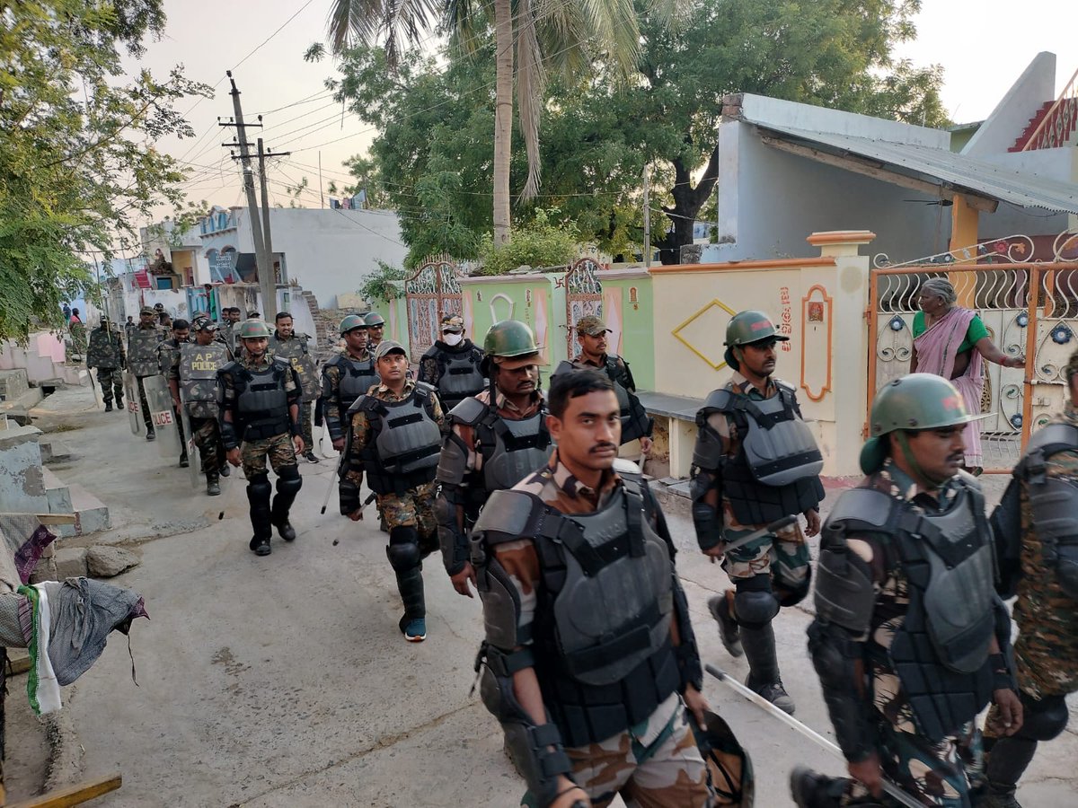 Palnadu_Police's tweet photo. సాధారణ ఎన్నికలు-2024 దృష్ట్యా పల్నాడు జిల్లా ఎస్పీ శ్రీ G. బిందు మాధవ్ IPS గారి ఆదేశాల ప్రకారం ఫ్లాగ్ మార్చ్ ను నిర్వహించిన పల్నాడు జిల్లా పోలీసులు..
@appolice100 @dgpapofficial #élection2024 #flagmarch #Chilakaluripeta #Piduguralla #inavolu https://t.co/2AY18KWzjS