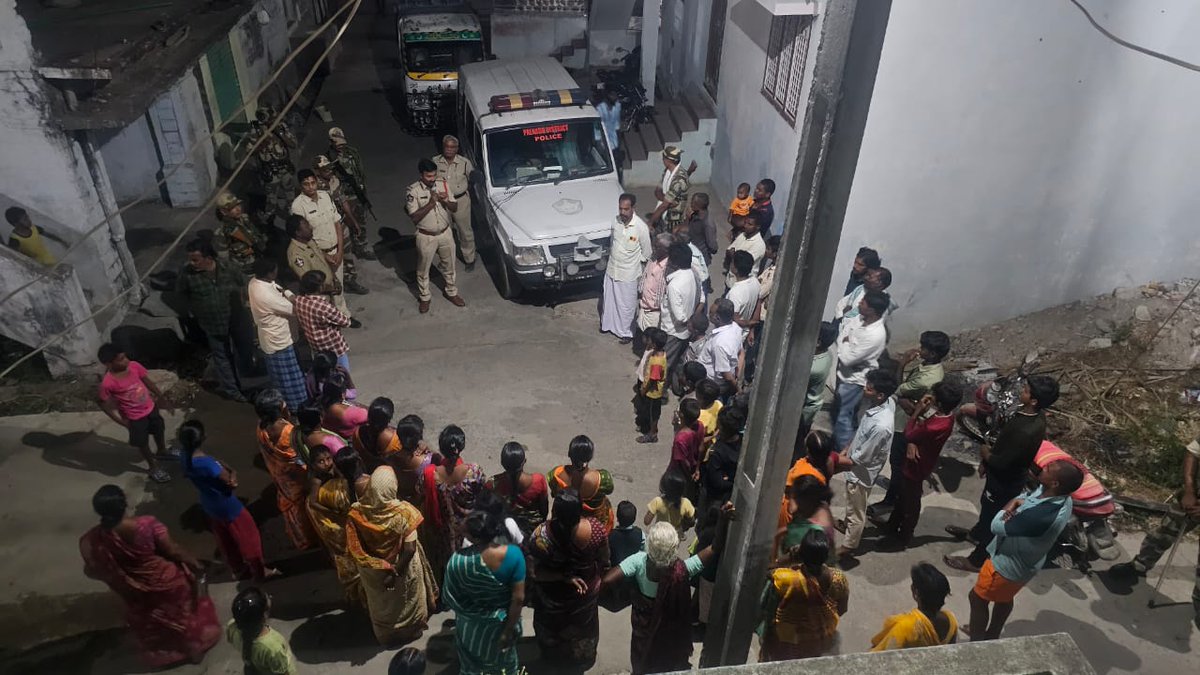 Palnadu_Police's tweet photo. సాధారణ ఎన్నికలు-2024 దృష్ట్యా పల్నాడు జిల్లా ఎస్పీ శ్రీ G. బిందు మాధవ్ IPS గారి ఆదేశాల ప్రకారం ఫ్లాగ్ మార్చ్ ను నిర్వహించిన పల్నాడు జిల్లా పోలీసులు..
@appolice100 @dgpapofficial #élection2024 #flagmarch #Chilakaluripeta #Piduguralla #inavolu https://t.co/2AY18KWzjS