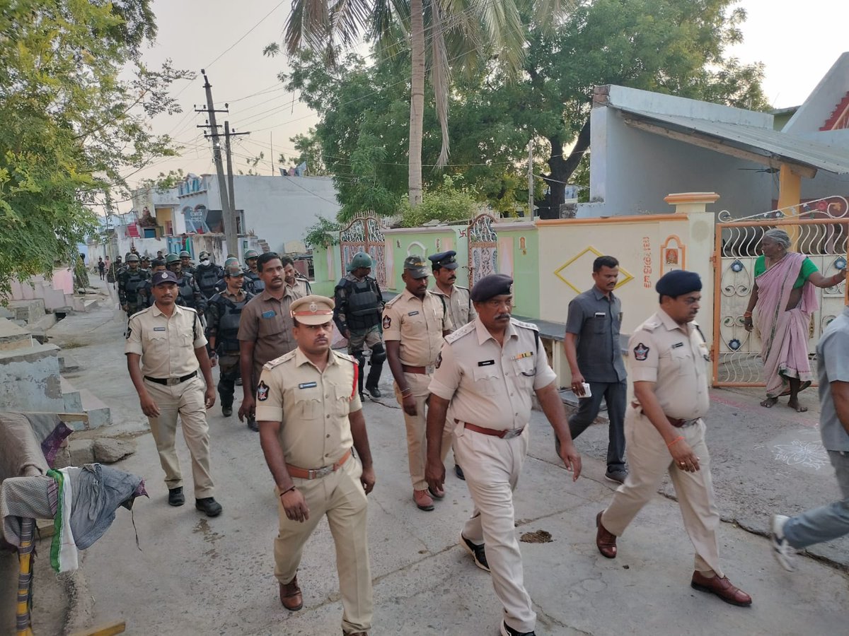Palnadu_Police's tweet photo. సాధారణ ఎన్నికలు-2024 దృష్ట్యా పల్నాడు జిల్లా ఎస్పీ శ్రీ G. బిందు మాధవ్ IPS గారి ఆదేశాల ప్రకారం ఫ్లాగ్ మార్చ్ ను నిర్వహించిన పల్నాడు జిల్లా పోలీసులు..
@appolice100 @dgpapofficial #élection2024 #flagmarch #Chilakaluripeta #Piduguralla #inavolu https://t.co/2AY18KWzjS