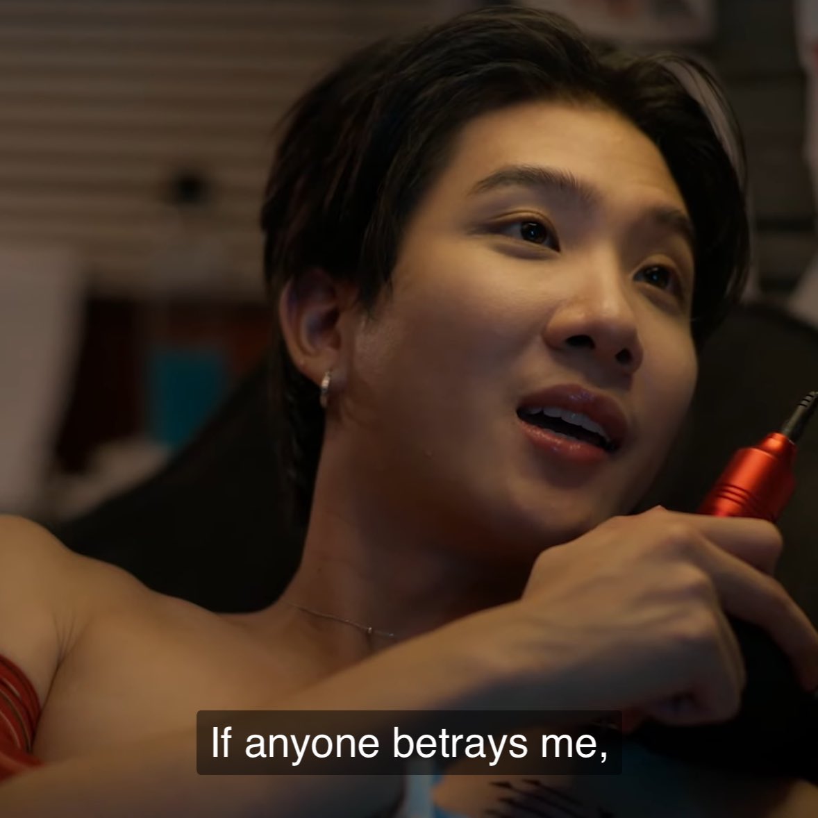 Khao saw us defending an alcohol addict with our dear life so he is like now go defend a f*cking killer 😂