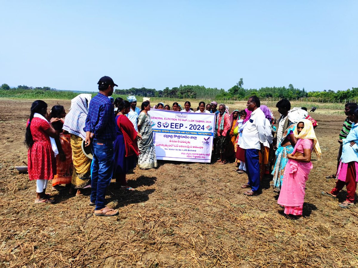 DEO_Bhadradri's tweet photo. As part of the #SVEEP program, awareness programs on the “Right to Vote” for #NREGS laborers were organized by Panchayat Raj Department across the district https://t.co/FlTzsFdiNj