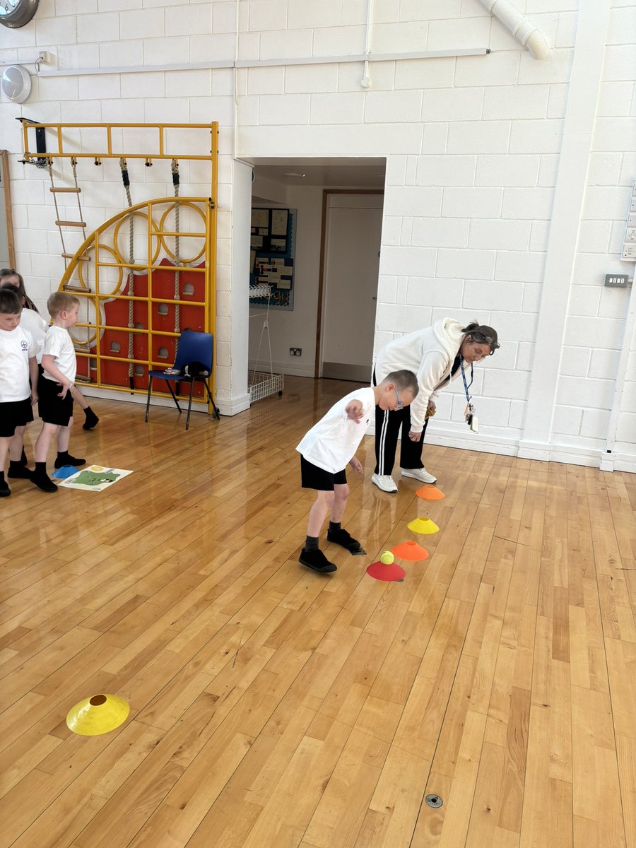 Emmaus_School's tweet photo. Year 1 enjoyed practicing their balance skills in athletics today! We are working hard to strengthen our muscles 💪🏼 #emmausyearone #emmaussport https://t.co/dXllnTS4Ce