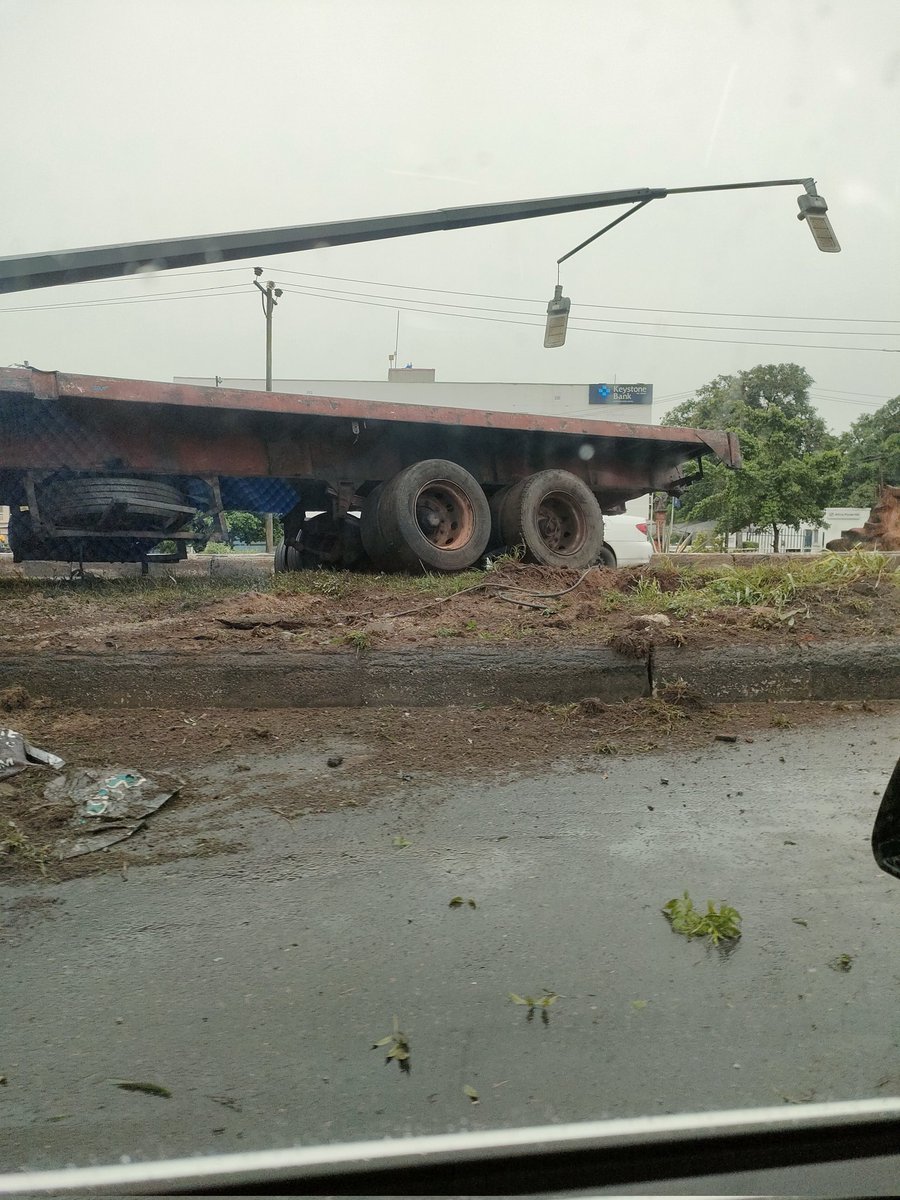 Kokumo (Seun) is always late for tragedy. Thank God for the still small voice of the holy spirit saying 'slow down, send that VN again'. If I didn't, that truck would have crushed me 2 seconds later. Happy to be alive. Alhamdulilahi 🙏🏾