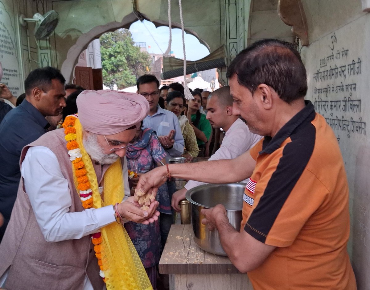 Concluded my day with prayers at the sacred Durgiana Mandir in #Amritsar. Sought the divine mother's blessings for the well-being and prosperity of all.