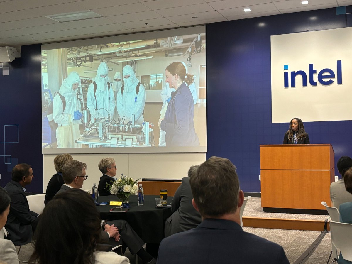 💡💻 At an @Intel event this week, President @AdrienBennings emphasized to state leaders the diverse pathways into the tech industry. From long-term degrees to short-term certificates, opportunities abound at PCC! 🌟 #TechEducation #DiversityInTech