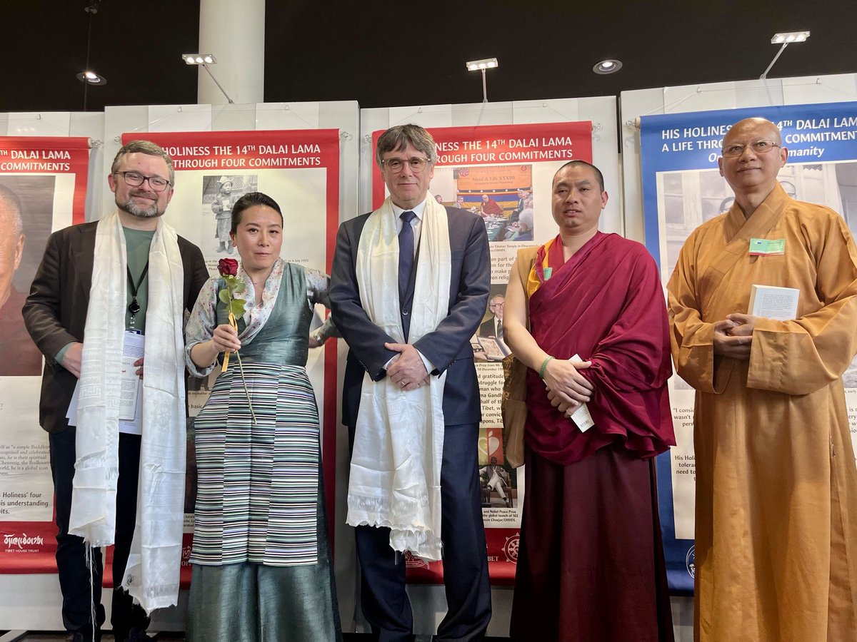 Aquesta tarda hem inaugurat una exposició al @Europarl_CAT a Estrasburg sobre el @DalaiLama, acompanyats de representants del govern tibetà a l'exili i l'eurodiputat @vonpecka. És un honor donar veu als representants d'un poble oprimit que lluita per la seva supervivència en una