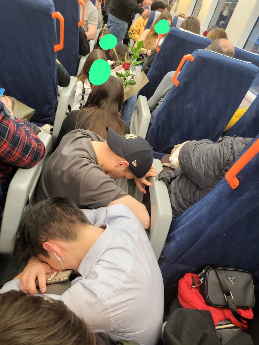 dignitatavies's tweet photo. Des del tren, us desitgem que tingueu una bona diada de Sant Jordi 🌹 @rodalies @Renfe https://t.co/aCIR2hiQvP