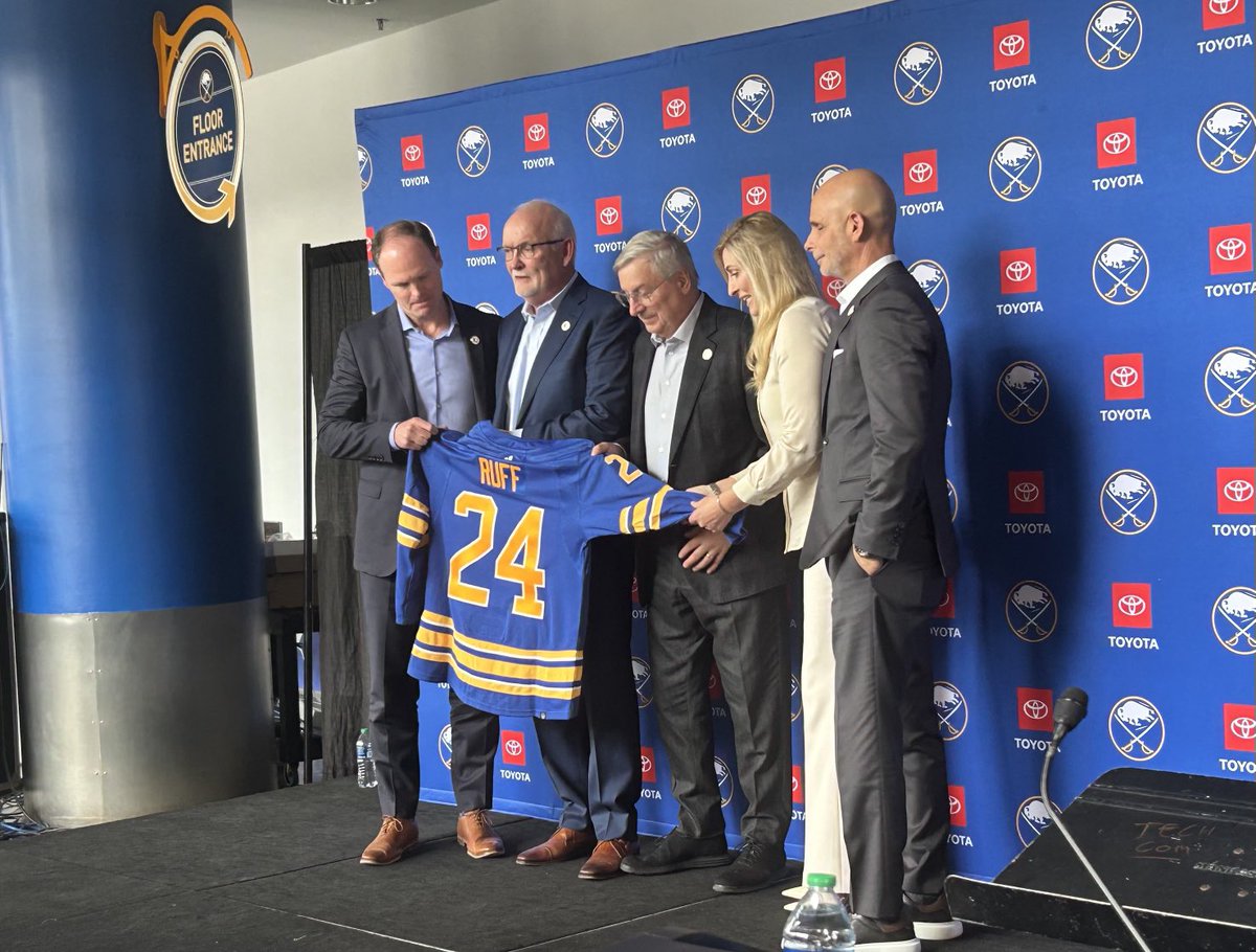 BillHoppeNHL's tweet photo. Lindy Ruff holding a jersey with the Sabres brass. #correctedtweet https://t.co/3DDaTMKFhU