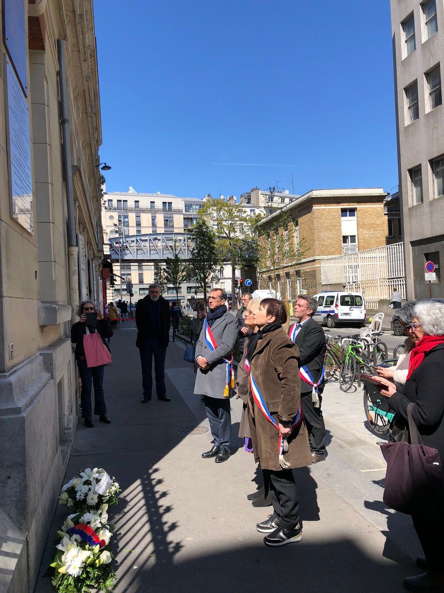 Aux côtés du Conseil national pour la mémoire des enfants juifs déportés, au 9 rue Guy Patin à #Paris10, lieu refuge depuis un siècle, pour dévoiler une plaque en mémoire des femmes, dont 11 fillettes arrêtées en 1943, déportées et tuées parce que juives. Ne les oublions jamais.